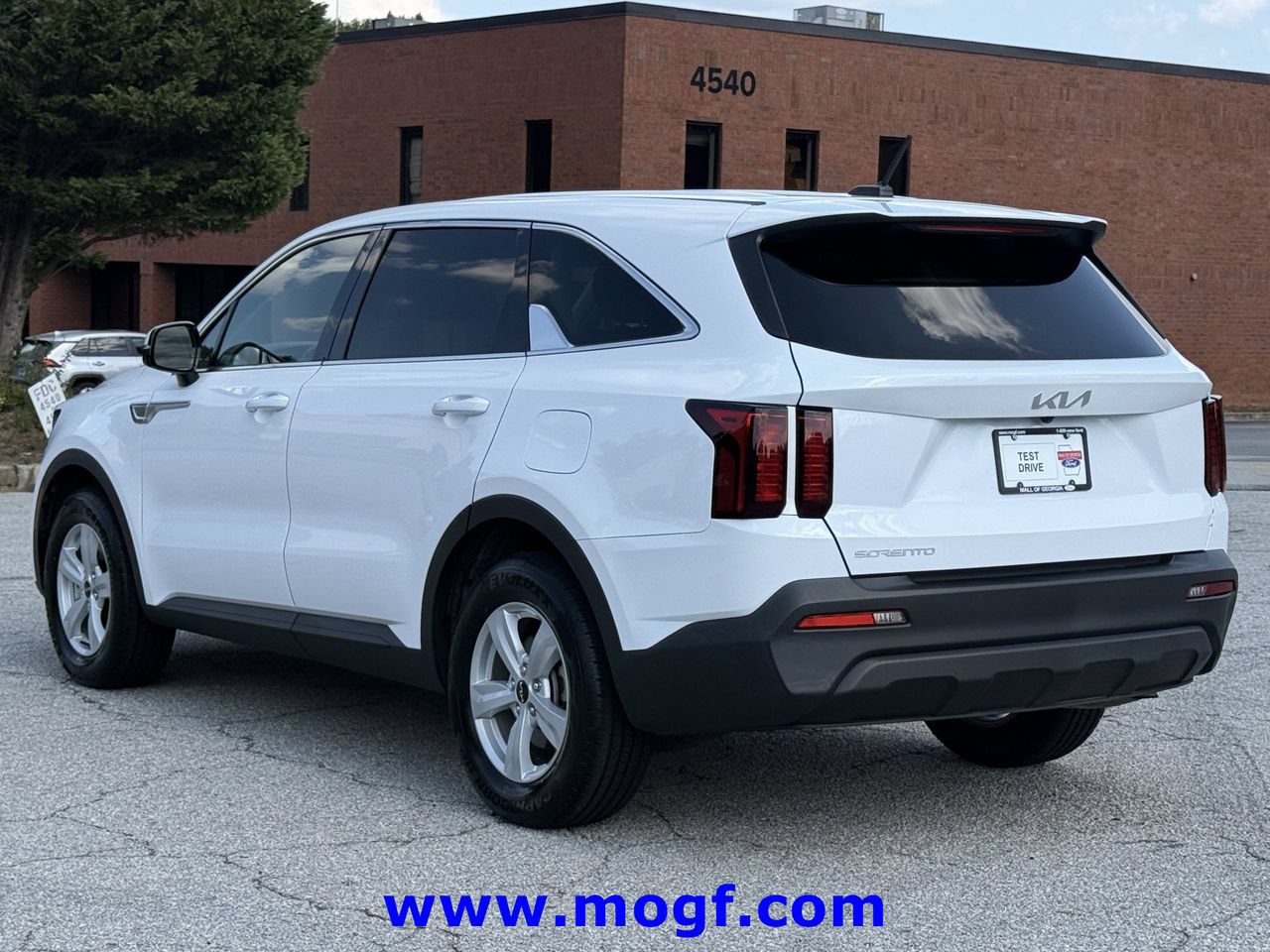 Used 2023 Kia Sorento LX FWD image 3