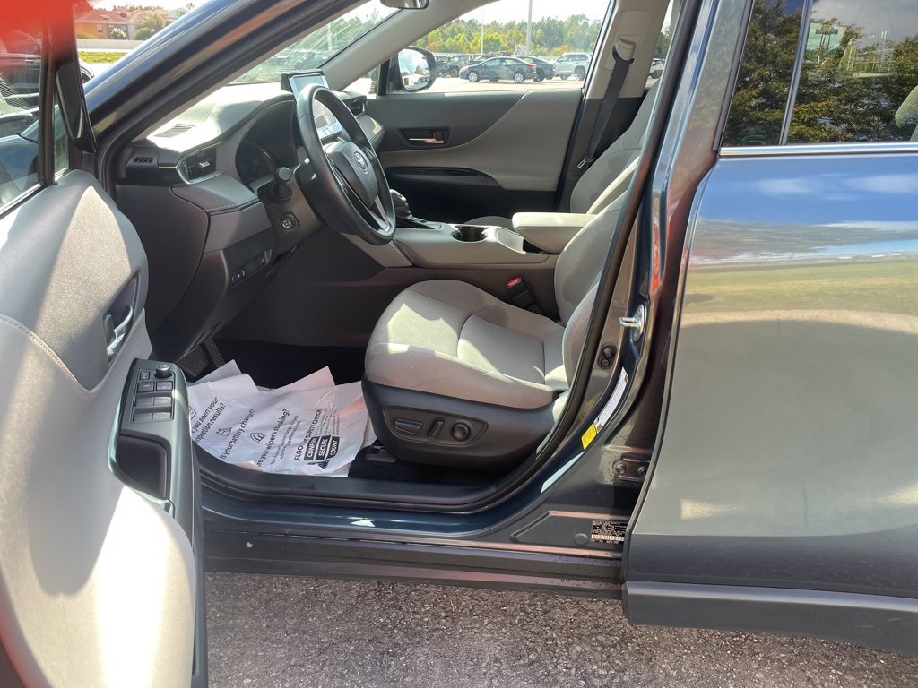 Used 2024 Toyota Venza LE image 11