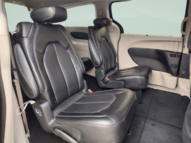 Used 2023 Chrysler Pacifica Touring-L FWD image 31