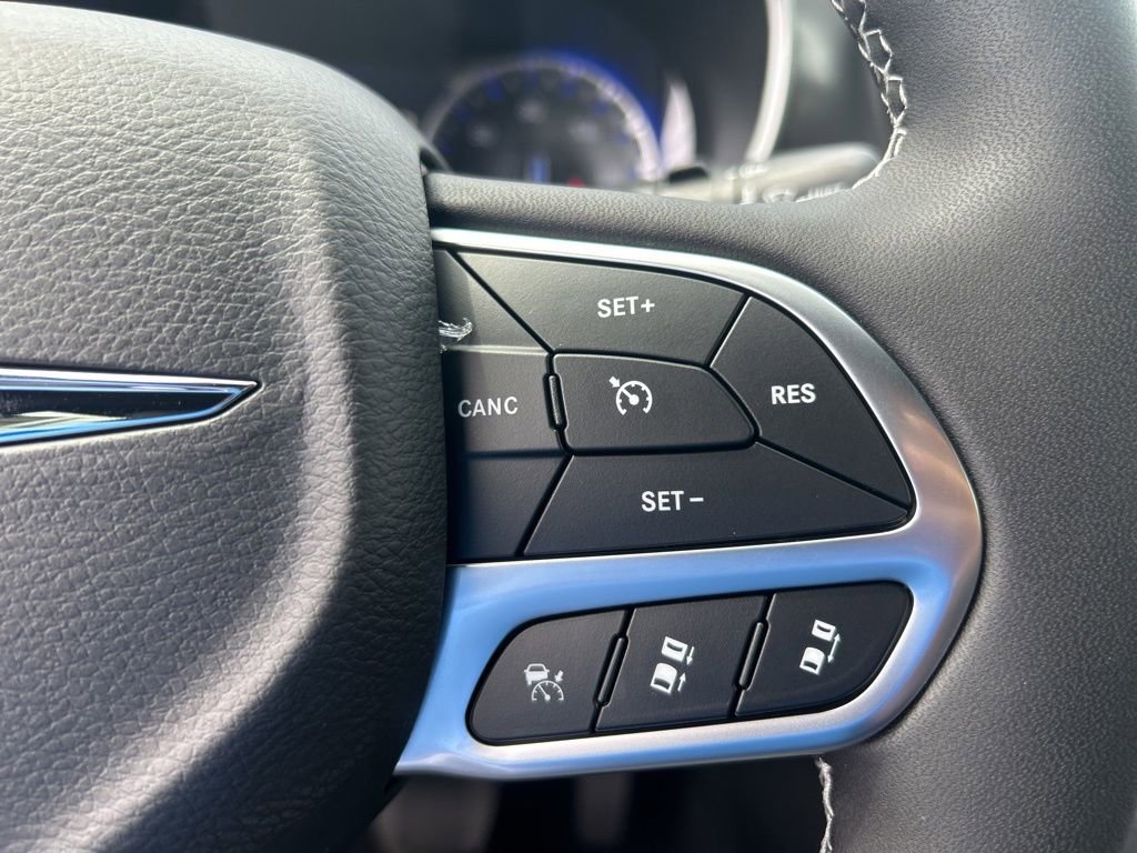 New 2025 Chrysler Pacifica Select image 45