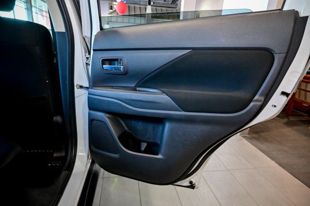 Used 2014 Mitsubishi Outlander SE AWD/4WD image 26