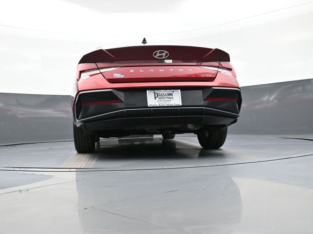 Certified 2025 Hyundai Elantra SEL image 30