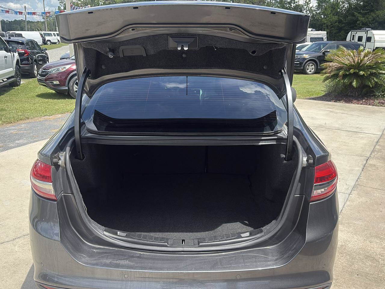Used 2017 Ford Fusion SE w/ Fusion SE Technology Package FWD image 19