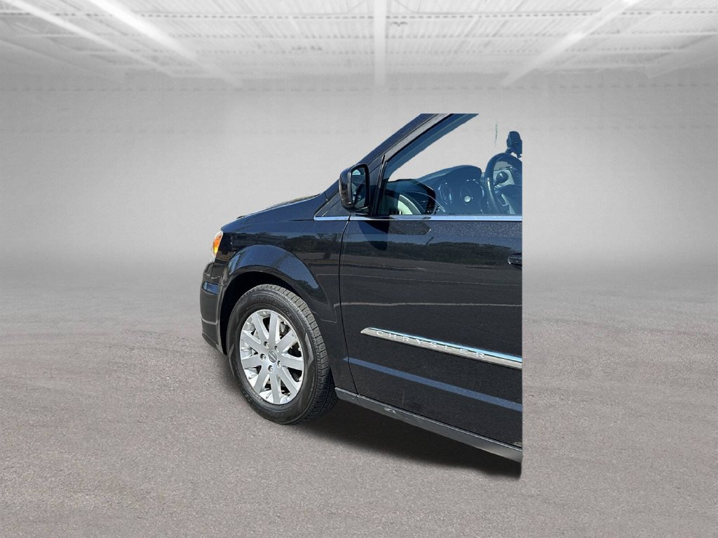 Used 2014 Chrysler Town & Country Touring FWD image 39