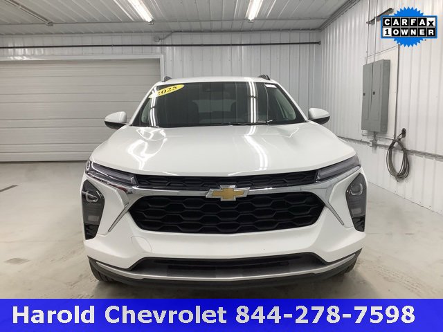 Used 2025 Chevrolet Trax LT w/ LT Convenience Package image 2