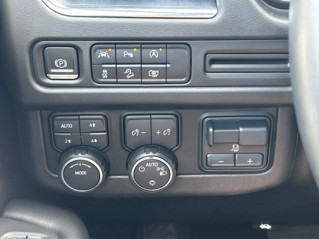 Used 2023 Chevrolet Tahoe Z71 w/ Luxury Package AWD/4WD image 37