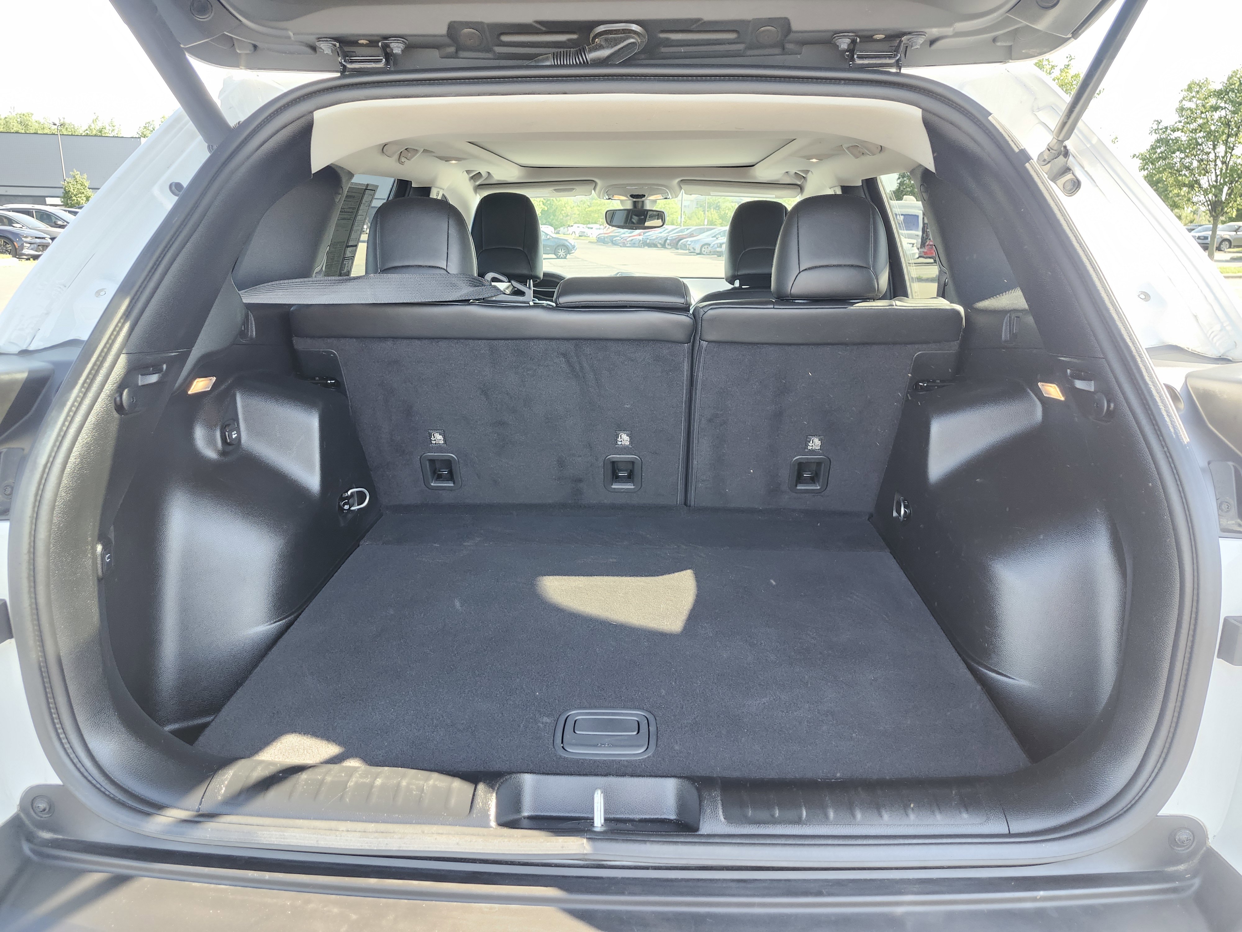 Used 2019 Jeep Cherokee Latitude Plus w/ Comfort/Convenience Group AWD/4WD image 23