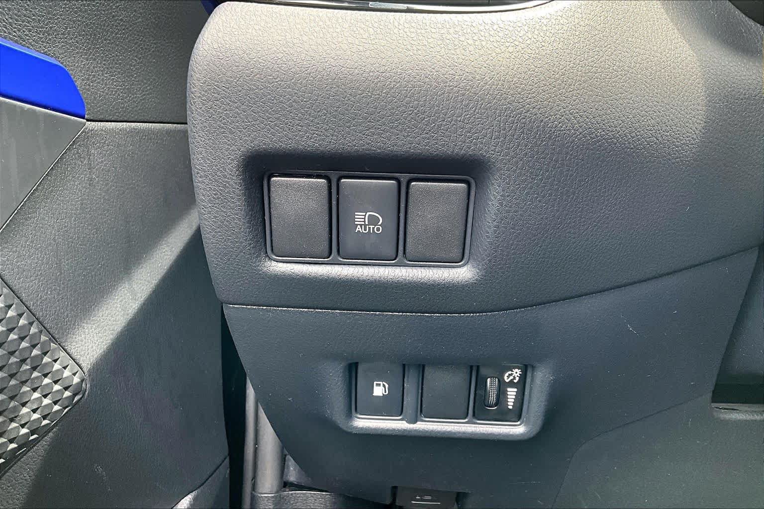Used 2020 Toyota C-HR XLE FWD image 30