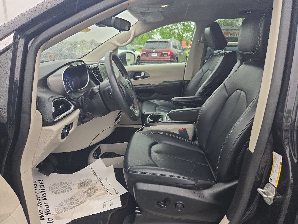 Used 2023 Chrysler Pacifica Touring-L FWD image 21