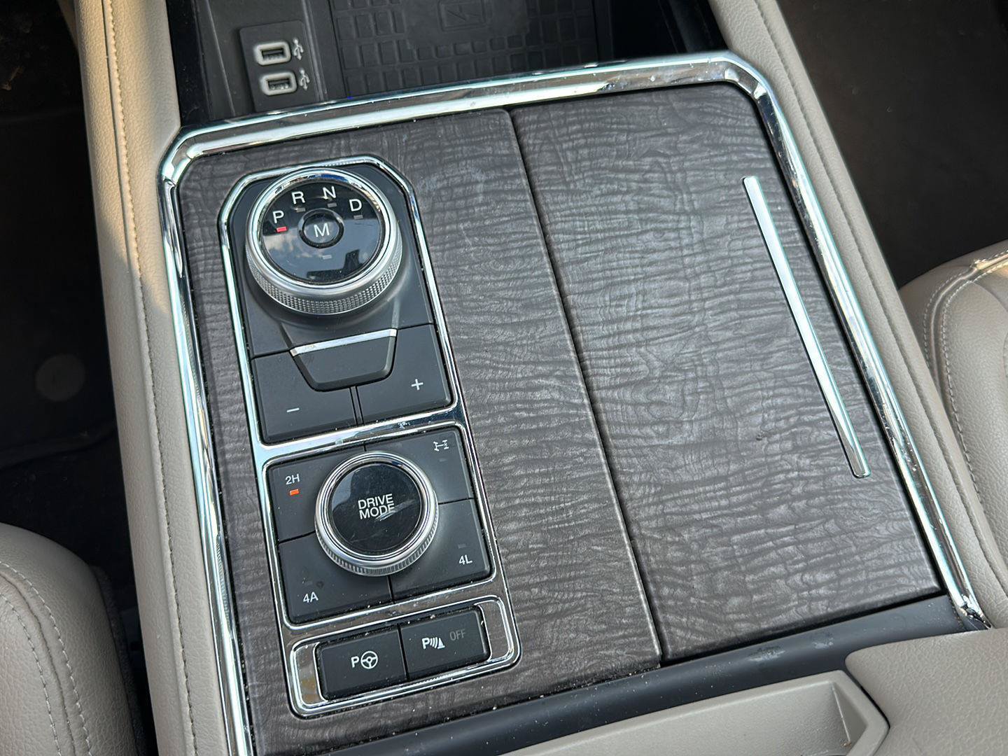 Used 2019 Ford Expedition Limited w/ Equipment Group 302A AWD/4WD image 18