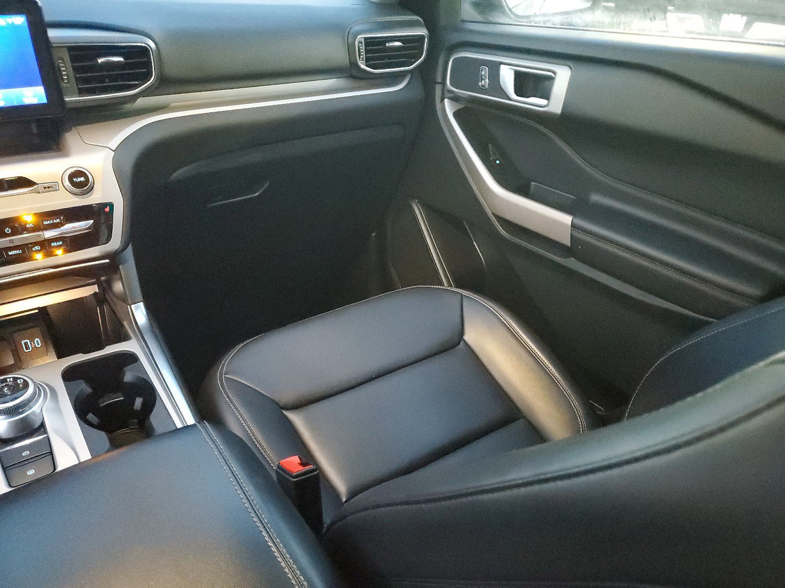 Used 2023 Ford Explorer XLT w/ Equipment Group 202A image 13