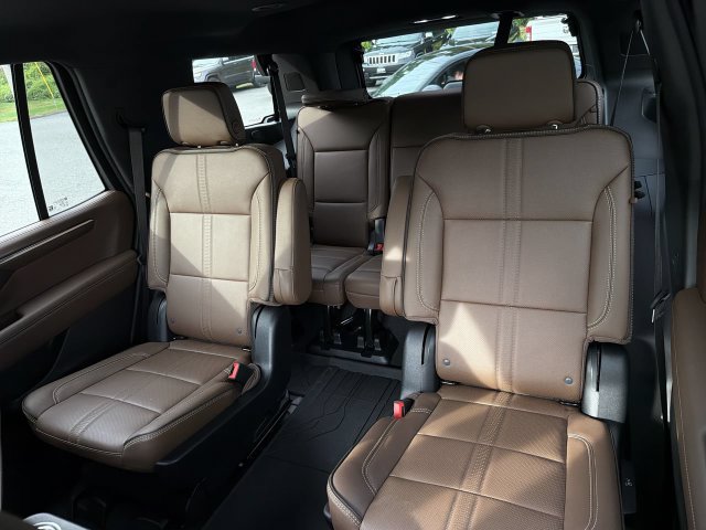 Used 2025 Chevrolet Tahoe High Country AWD/4WD image 23
