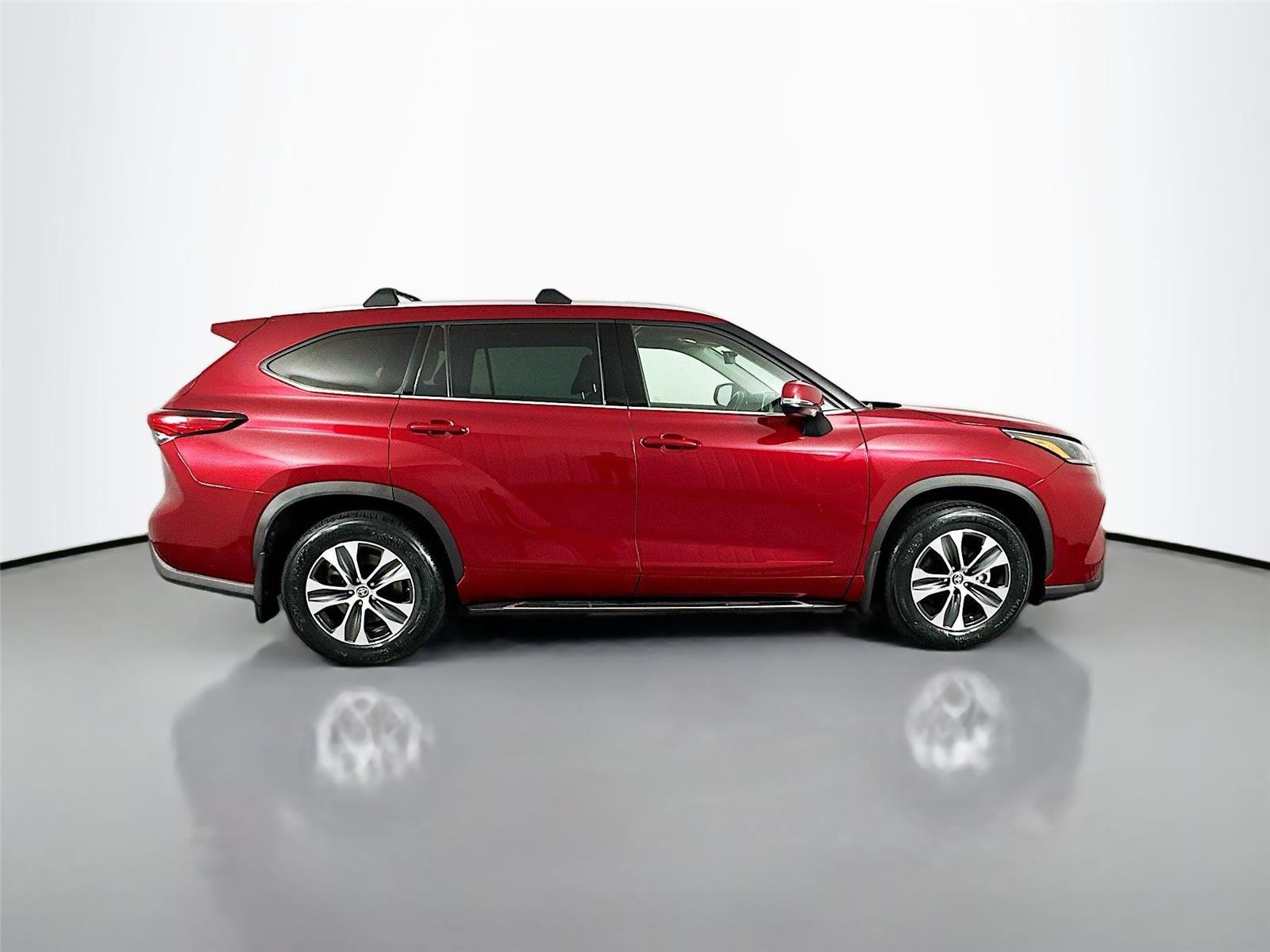 Certified 2021 Toyota Highlander XLE AWD/4WD image 18