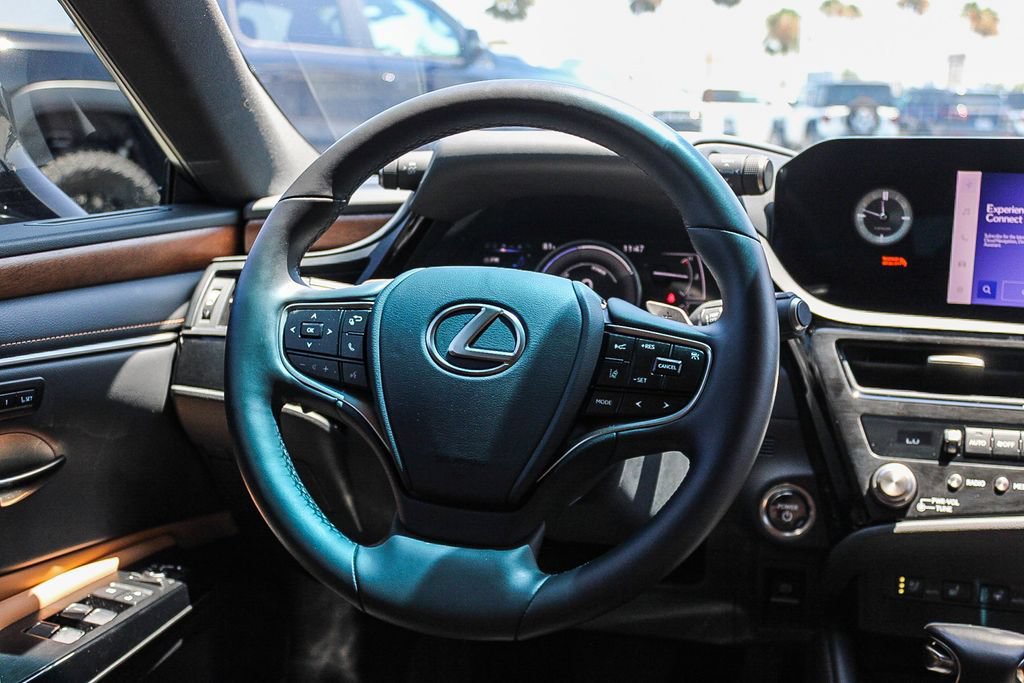 Used 2025 Lexus ES 300h w/ Premium Package FWD image 16