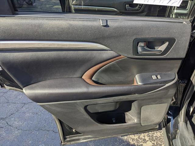 Used 2019 Toyota Highlander AWD V6 image 14