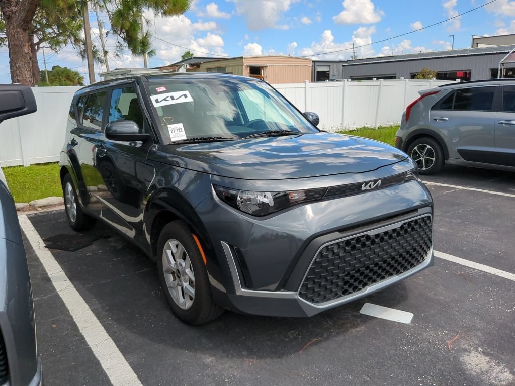 Certified 2025 Kia Soul LX w/ LX Technology Package FWD image 2
