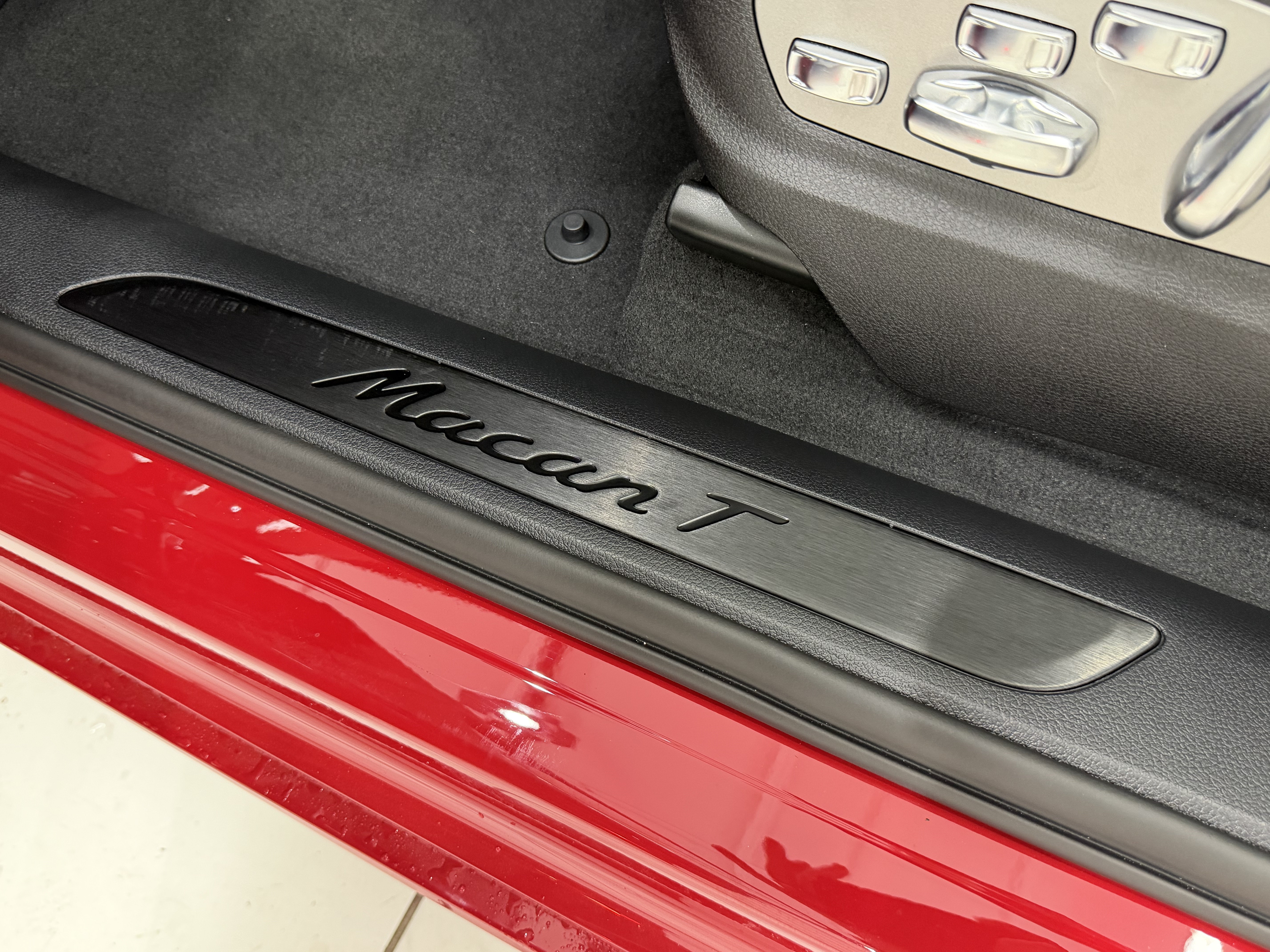 New 2026 Porsche Macan Turbo AWD/4WD image 32