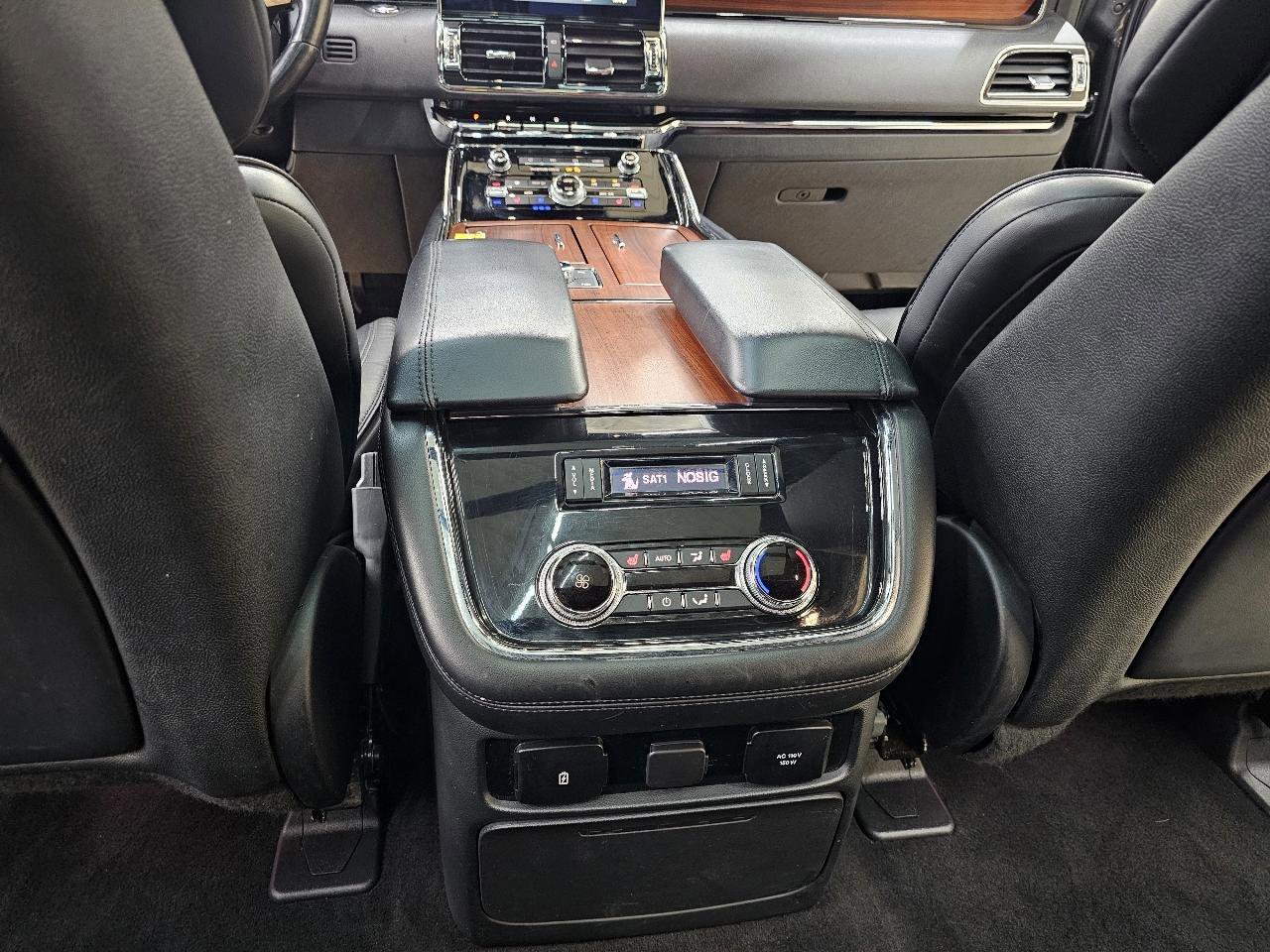 Used 2018 Lincoln Navigator Select w/ Technology Package image 28