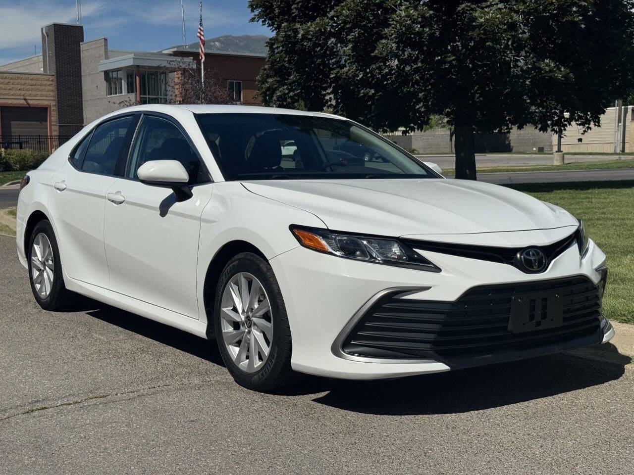 Used 2022 Toyota Camry LE FWD image 1