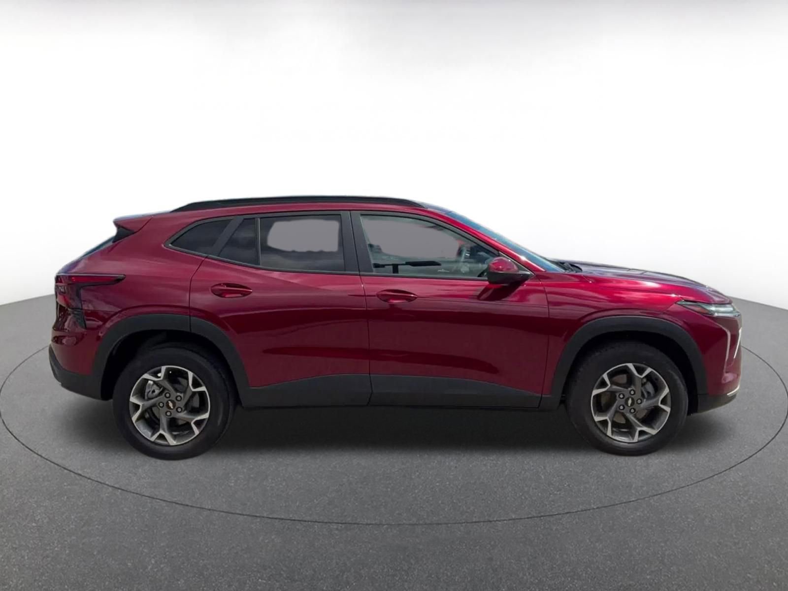 Used 2025 Chevrolet Trax LT FWD image 16