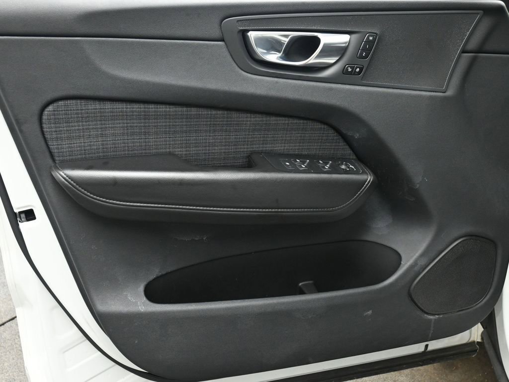Used 2023 Volvo XC60 B5 Core image 10