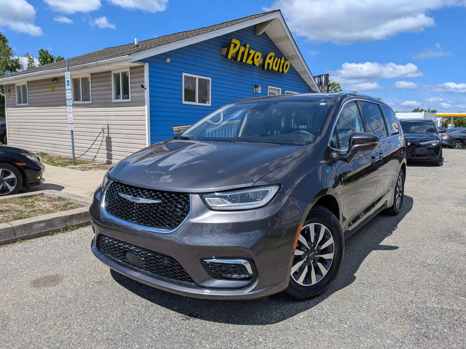 Used 2022 Chrysler Pacifica Touring-L w/ Uconnect Theater Family Group