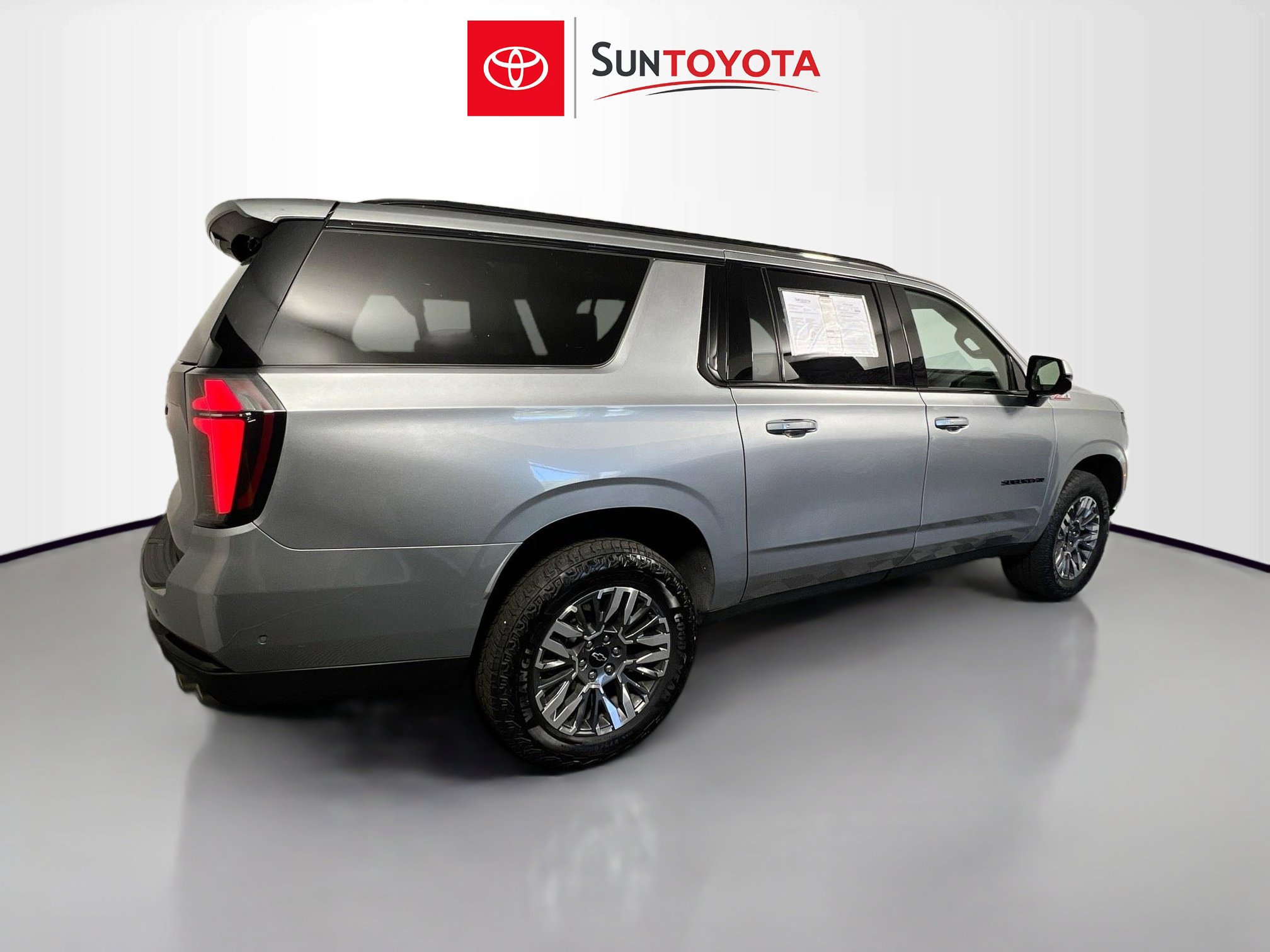 Used 2025 Chevrolet Suburban Z71 image 4