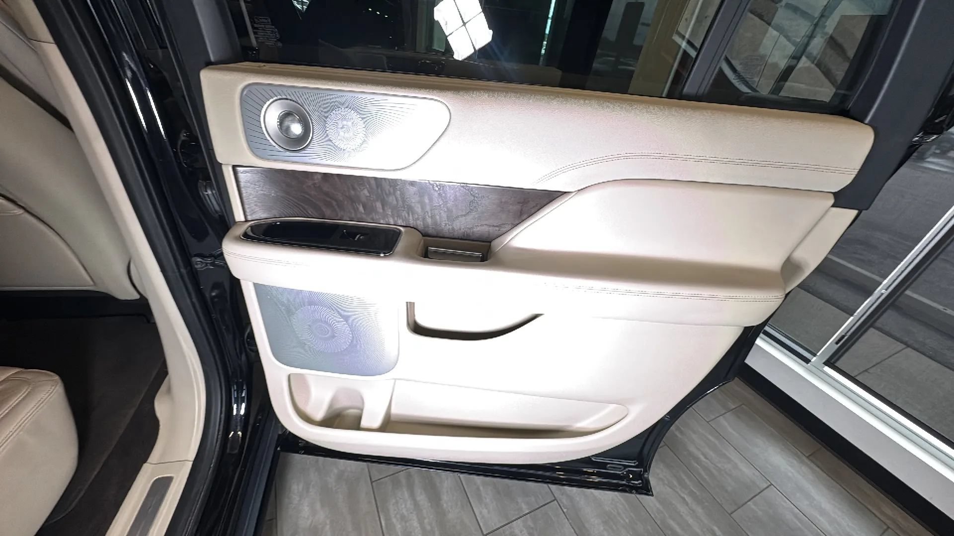 Used 2019 Lincoln Navigator L Reserve w/ Cargo Package AWD/4WD image 38