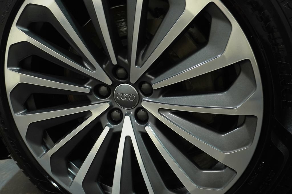 Used 2019 Audi e-tron Prestige w/ Prestige Package AWD/4WD image 10