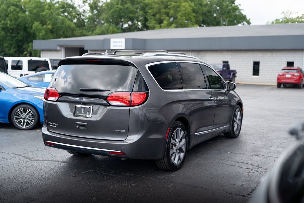 Used 2018 Chrysler Pacifica Limited w/ Tire & Wheel Group FWD image 7