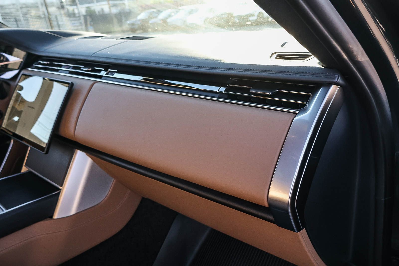 New 2026 Land Rover Range Rover SE image 18