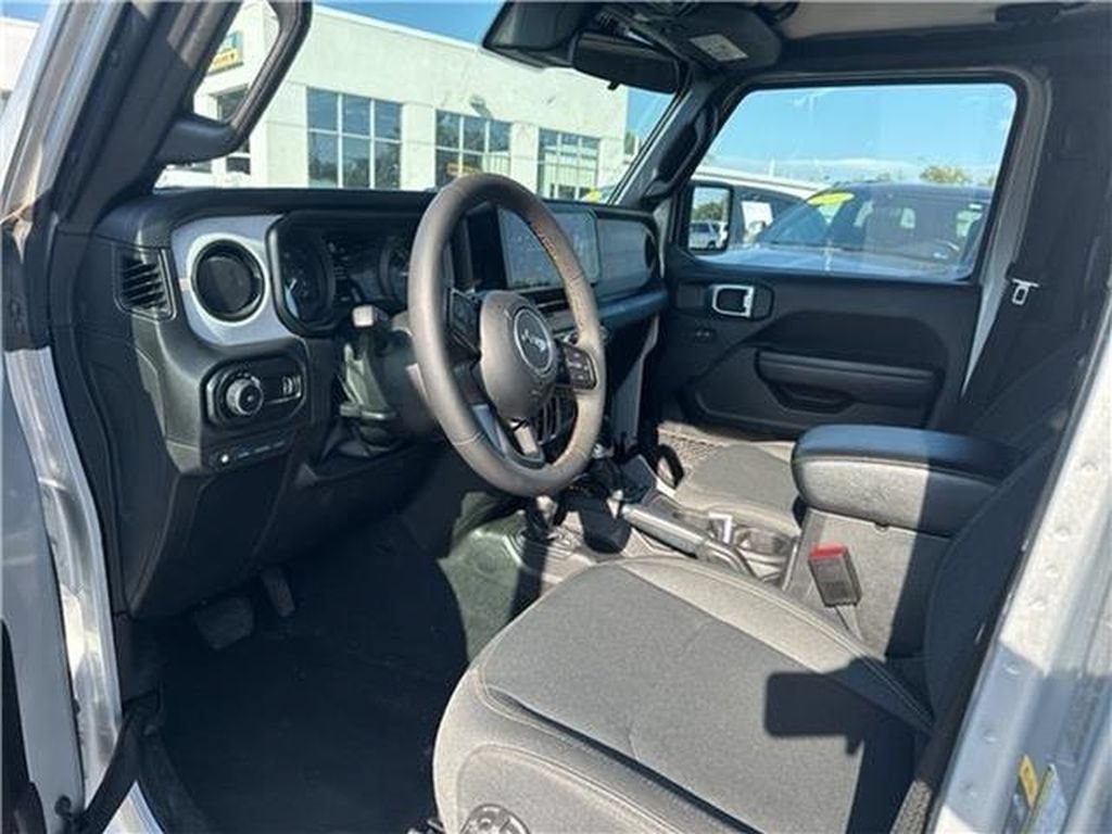 Used 2024 Jeep Wrangler Unlimited AWD/4WD image 39