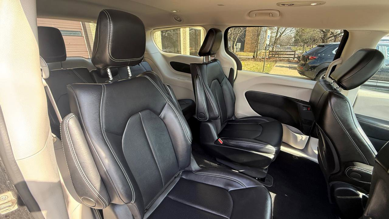 Used 2024 Chrysler Pacifica Select FWD image 19