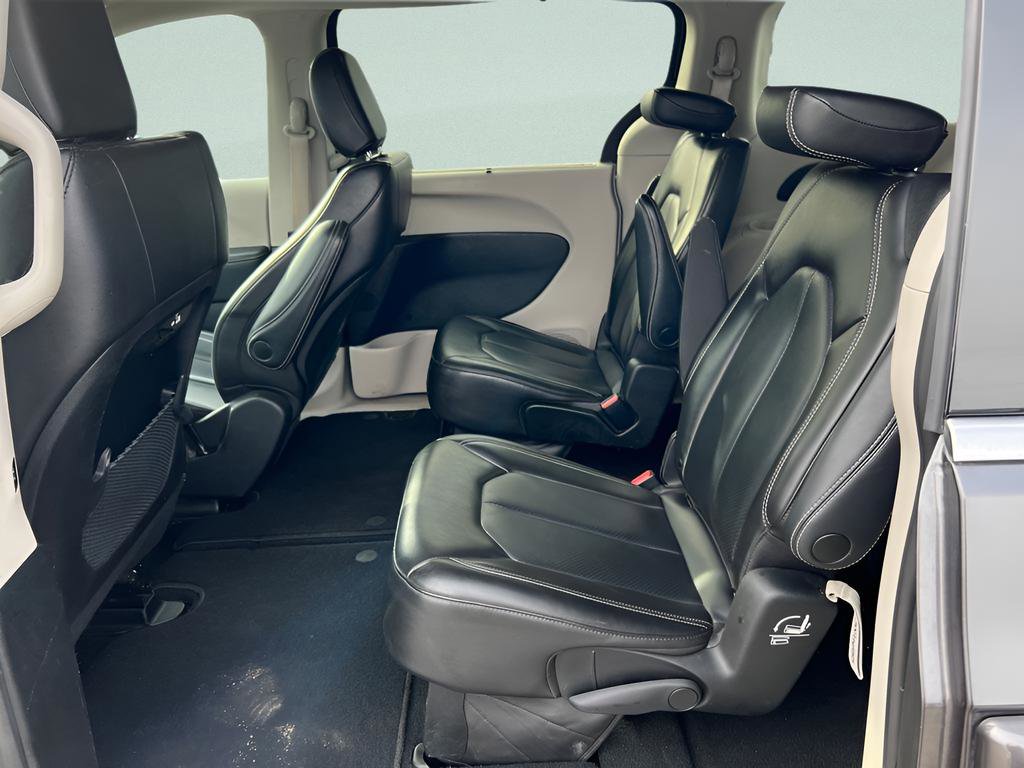Used 2023 Chrysler Pacifica Touring-L image 19