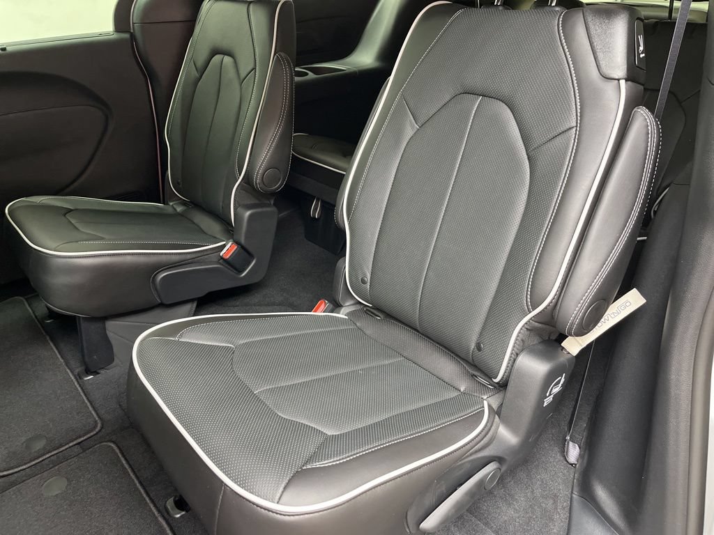 New 2027 Chrysler Pacifica Limited FWD image 6