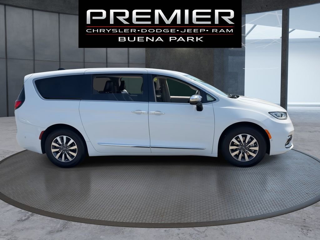 Used 2023 Chrysler Pacifica Limited FWD image 9