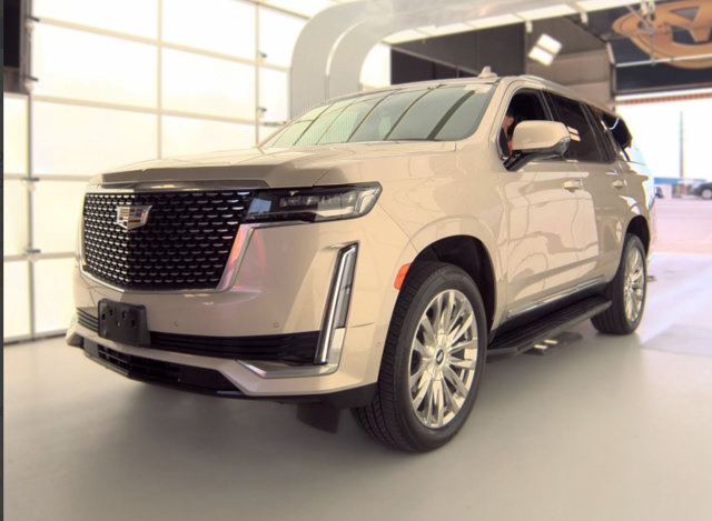 Used 2023 Cadillac Escalade Premium Luxury AWD/4WD image 2