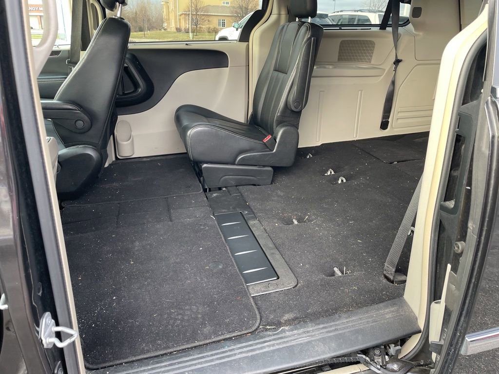 Used 2014 Chrysler Town & Country Touring image 26