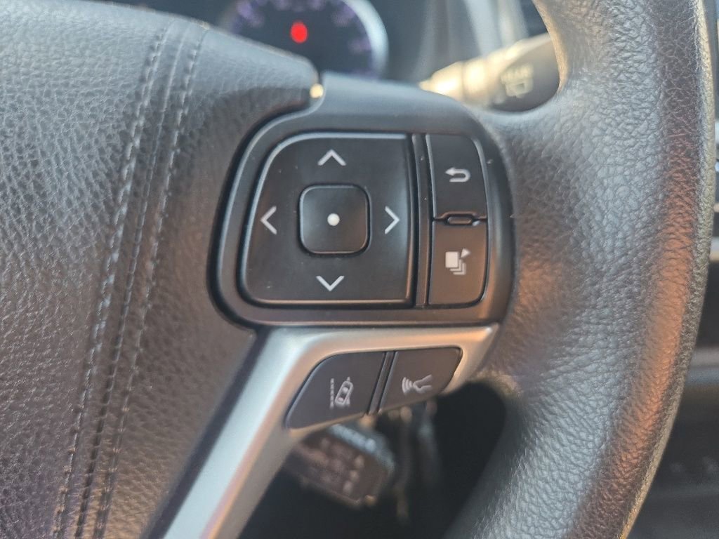 Used 2019 Toyota Highlander LE AWD/4WD image 16