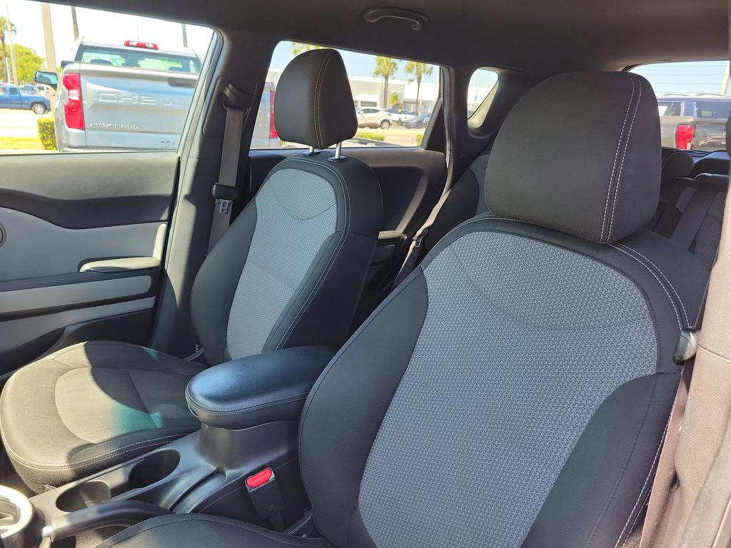 Used 2017 Kia Soul + image 18