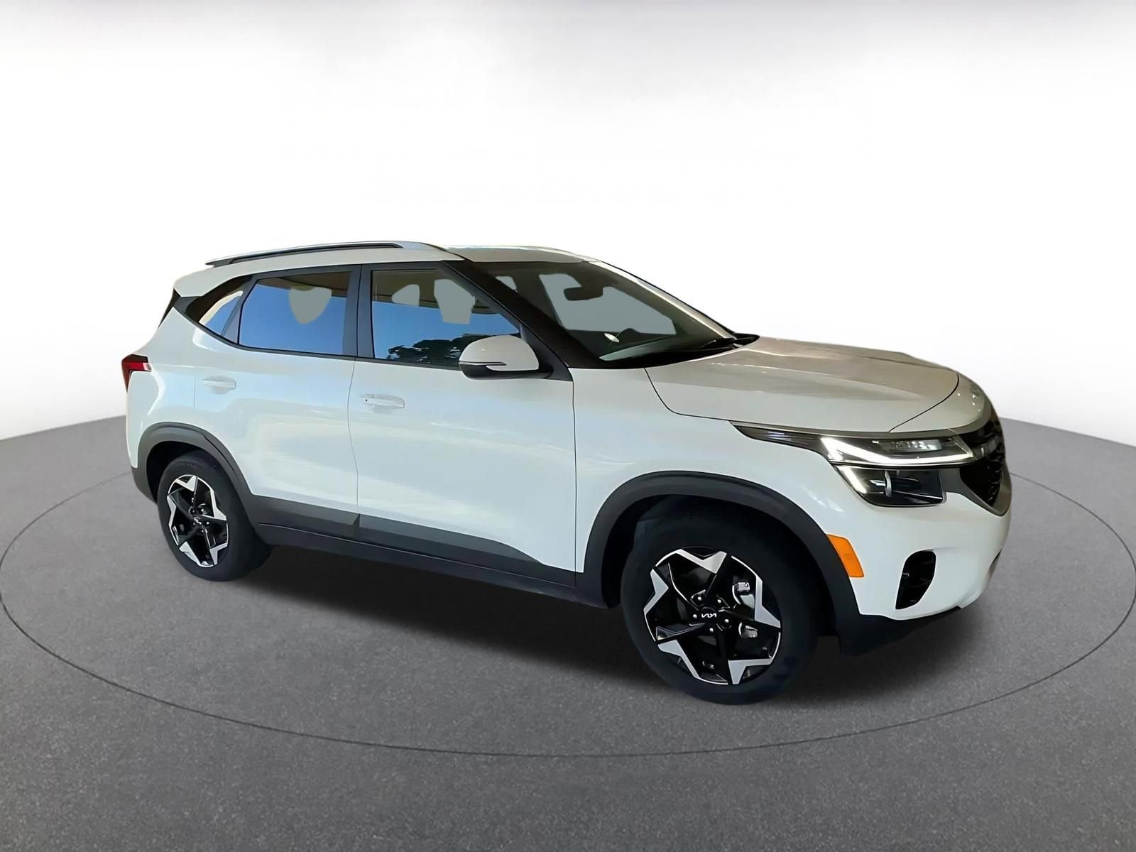 Used 2025 Kia Seltos S FWD image 2