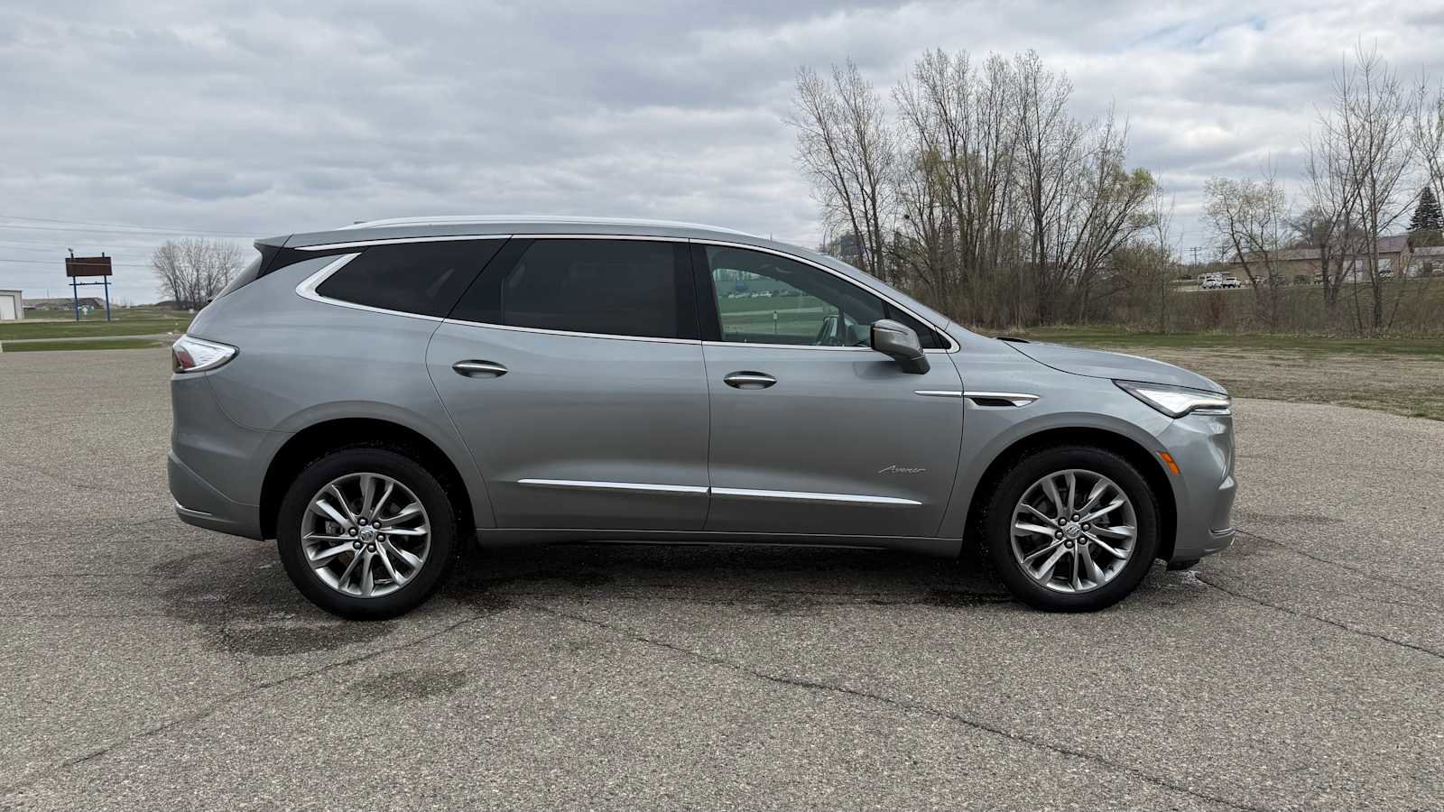 Used 2024 Buick Enclave Avenir w/ Avenir Technology Package AWD/4WD image 3
