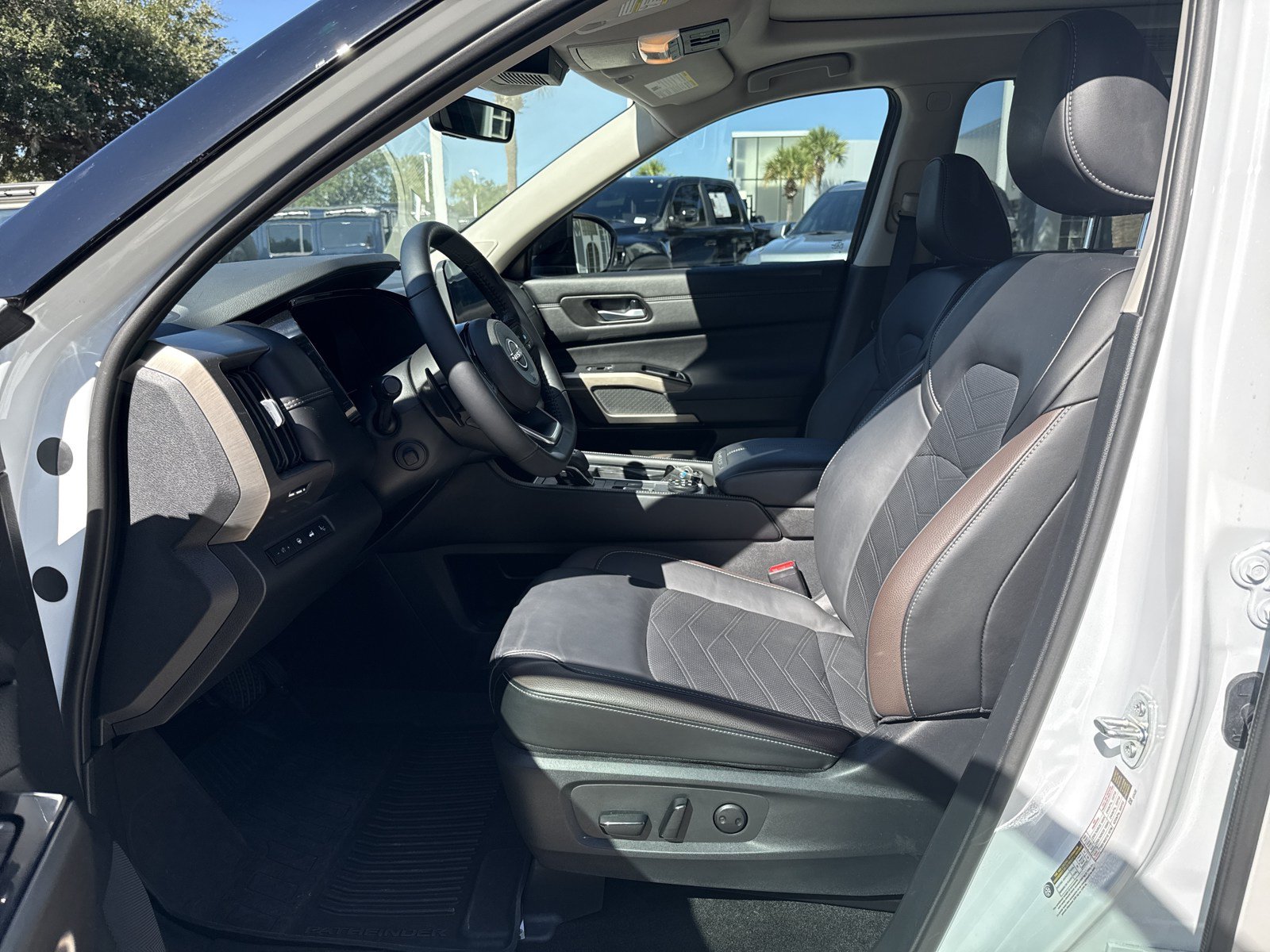 Used 2025 Nissan Pathfinder Platinum w/ Cargo Package AWD/4WD image 16
