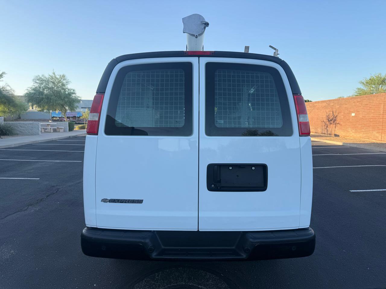 Used 2017 Chevrolet Express 2500 RWD image 4