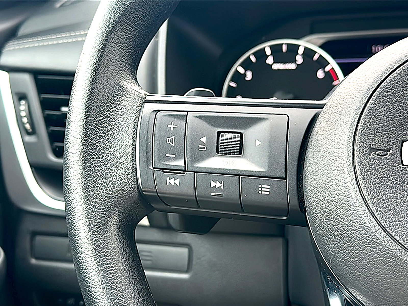 Used 2024 Nissan Rogue S image 29