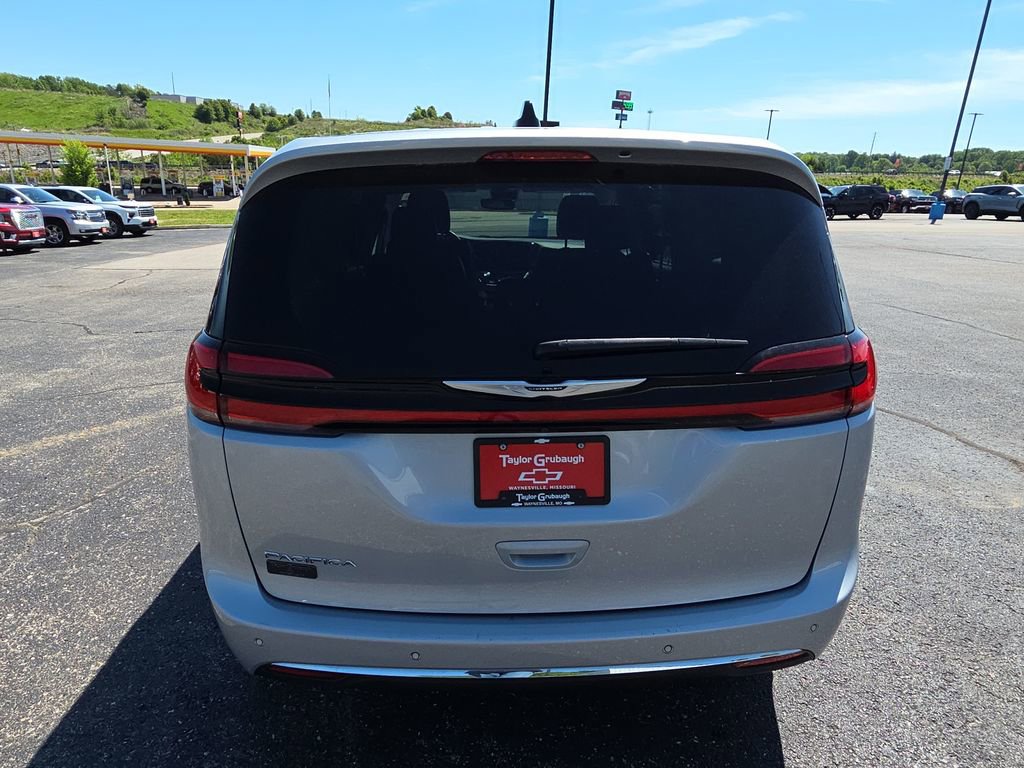 Used 2023 Chrysler Pacifica Touring-L FWD image 7