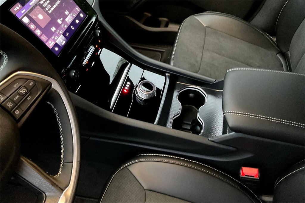 New 2025 Jeep Grand Cherokee L Altitude image 8