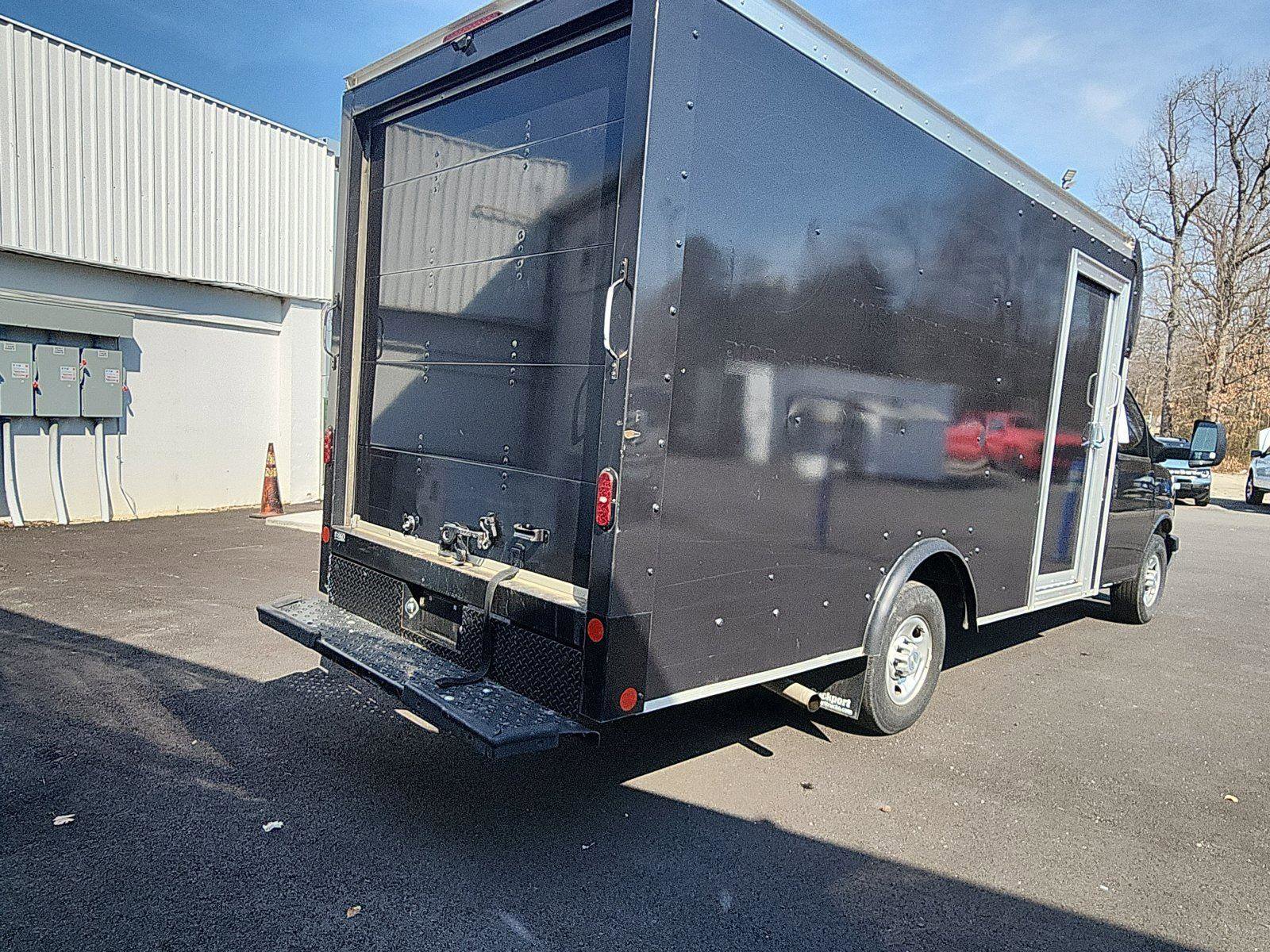Used 2022 Chevrolet Express 3500 w/ Power Convenience Package RWD image 5