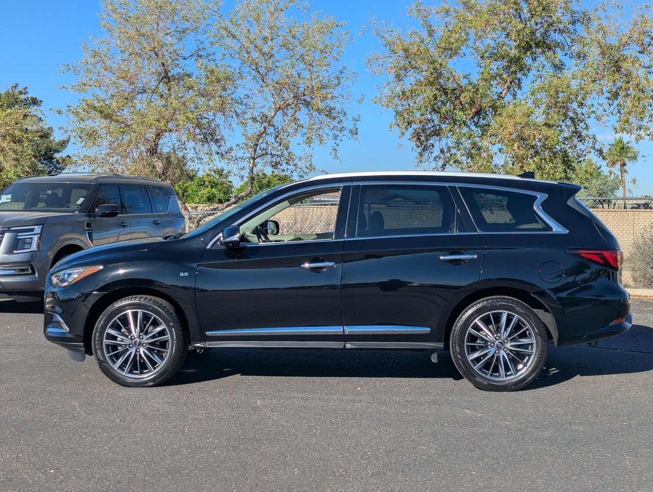 Used 2019 INFINITI QX60 Luxe w/ Essential Package image 3
