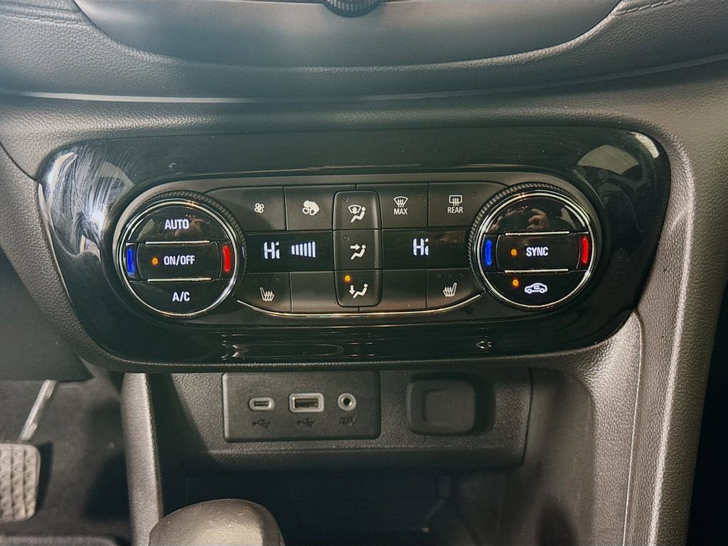 Used 2022 Buick Encore GX Essence FWD image 16